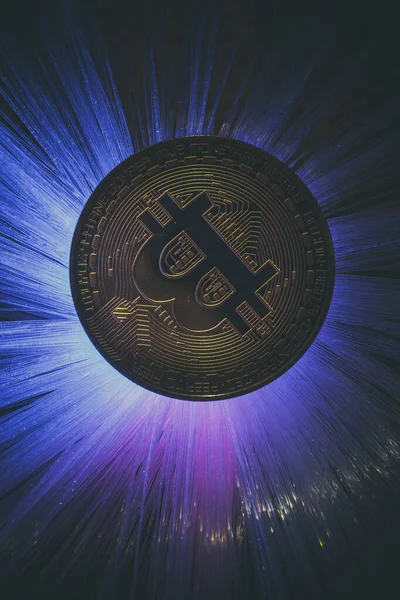 Bitcoin Монета Черном Фоне Цветная Подсветка — стоковое фото