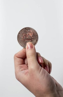 Beyaz arka planda Bitcoin 'i tutan el.