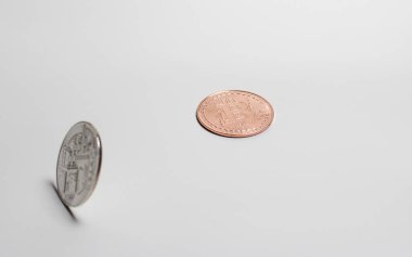 Bitcoin para namı diğer kripto para beyaz arka planda