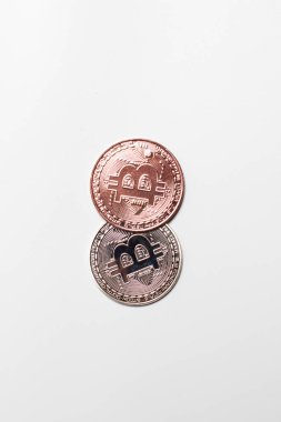 Bitcoin para namı diğer kripto para beyaz arka planda
