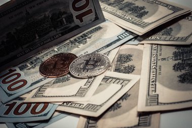 Bitcoin madeni para ve dolar faturaları