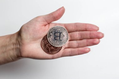 Bitcoin beyaz arka plandaki bir kızın ellerinde.