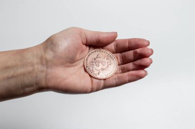 Bitcoin beyaz arka plandaki bir kızın ellerinde.