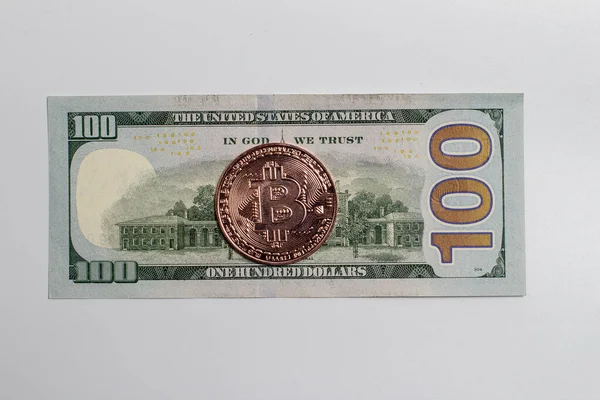 Bitcoin Münzen Und Dollarscheine — Stockfoto