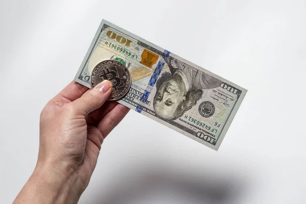 Bitcoin Pièce Dans Les Mains Une Fille Des Dollars Sur — Photo