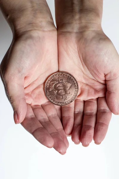 Bitcoin Rękach Dziewczyny Białym Tle — Zdjęcie stockowe