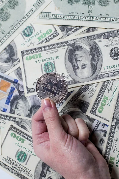 Bitcoin Las Manos Una Chica Dólares Sobre Fondo Blanco — Foto de Stock
