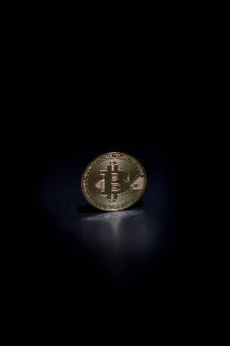 Siyah Arkaplanda Altın Bitcoin Parası