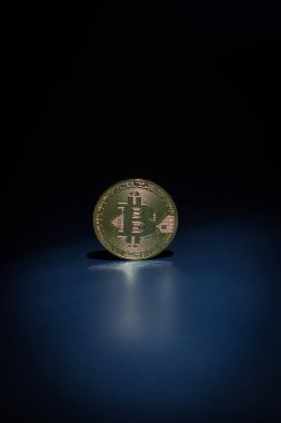 Siyah Arkaplanda Altın Bitcoin Parası