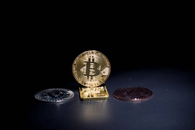 Siyah arka planda Bitcoin ve altın