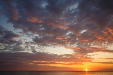 Yaz sabahının erken saatlerinde deniz kenarında güzel bir gün doğumu.