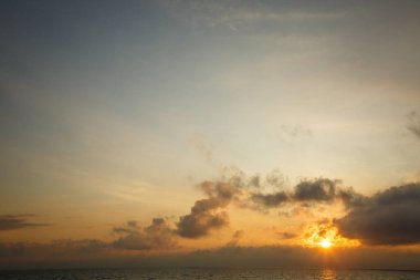 Yaz sabahının erken saatlerinde deniz kenarında güzel bir gün doğumu.