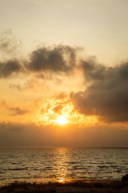 Yaz sabahının erken saatlerinde deniz kenarında güzel bir gün doğumu.