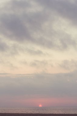 Yaz sabahının erken saatlerinde deniz kenarında güzel bir gün doğumu.