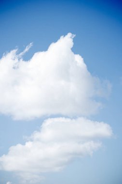 Mavi gökyüzünde güzel ve şehvetli bulutlar