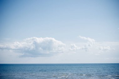 Mavi gökyüzünde güzel ve şehvetli bulutlar