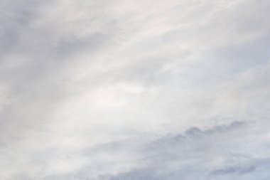 Mavi gökyüzünde güzel ve şehvetli bulutlar