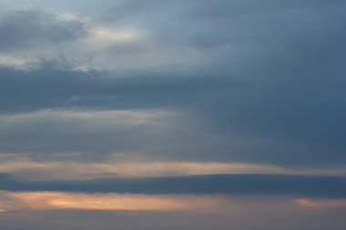 Gün batımında güzel bulutlar