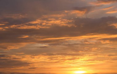 Gün batımında güzel bulutlar