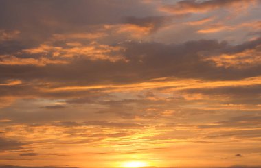 Gün batımında güzel bulutlar