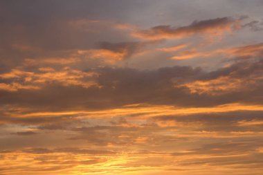 Gün batımında güzel bulutlar