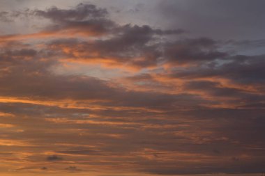 Gün batımında güzel bulutlar