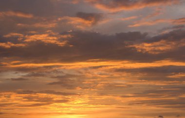 Gün batımında güzel bulutlar