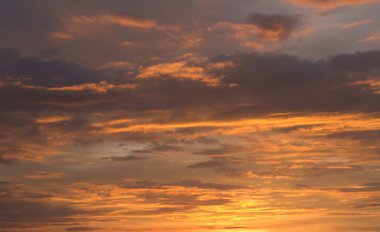 Gün batımında güzel bulutlar