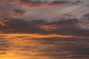 Gün batımında güzel bulutlar