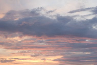 Gün batımında güzel bulutlar