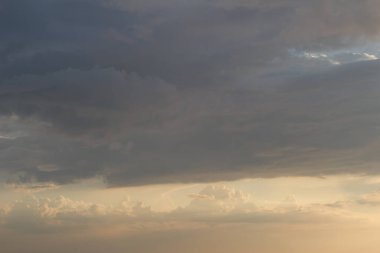 Gün batımında güzel bulutlar