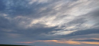 Gün batımında güzel bulutlar