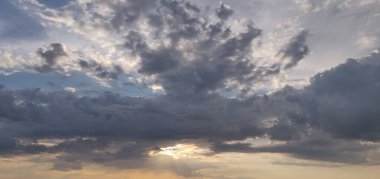 Gün batımında güzel bulutlar