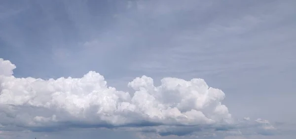 Hermosas Voluminosas Nubes Cielo Azul —  Fotos de Stock