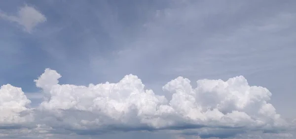 Hermosas Voluminosas Nubes Cielo Azul —  Fotos de Stock