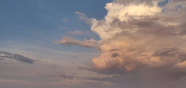 Hermosas Nubes Atardecer —  Fotos de Stock