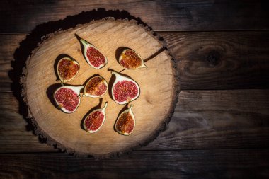 Lezzetli ve sağlıklı incirler ahşap bir yüzeyde yatıyor..