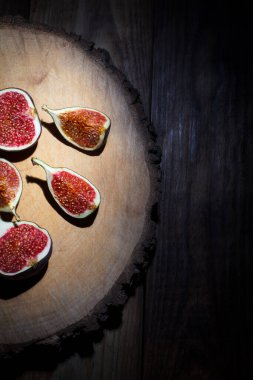 Lezzetli ve sağlıklı incirler ahşap bir yüzeyde yatıyor..