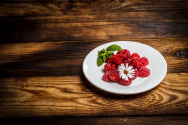 Ahşap bir yüzey üzerinde ahududu tabağı