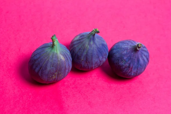 Lekkere Gezonde Vijgen Een Rode Achtergrond — Stockfoto