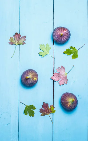 Lekkere Gezonde Vijgen Een Blauwe Houten Ondergrond — Stockfoto