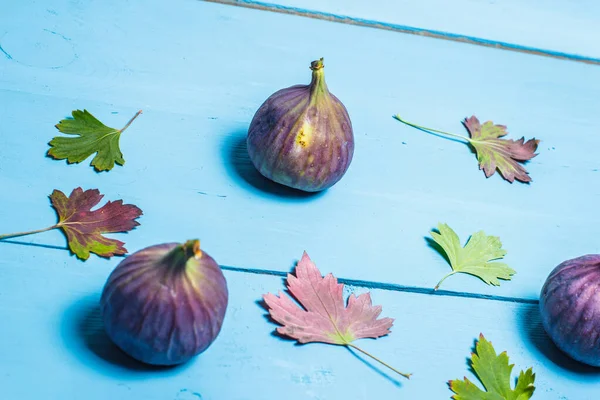 Lekkere Gezonde Vijgen Een Blauwe Houten Ondergrond — Stockfoto