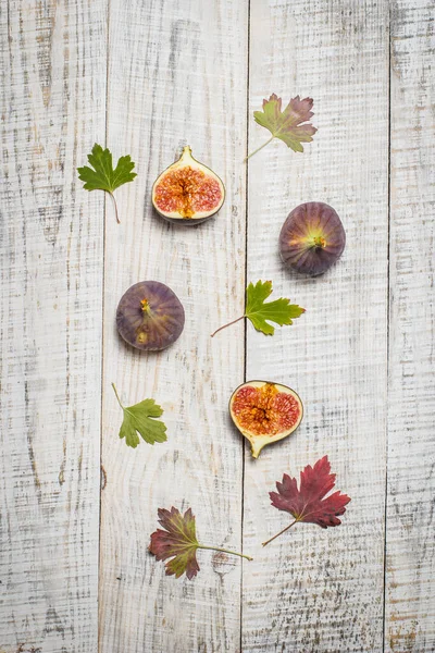 Lekkere Gezonde Vijgen Een Witte Houten Ondergrond — Stockfoto