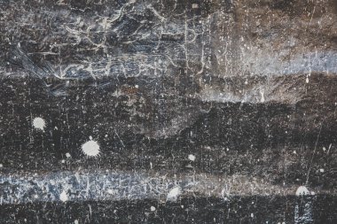 Beyaz lekeli, çizik ve çatlaklarla korkunç siyah bir doku..