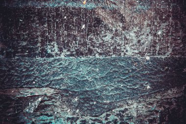 Beyaz lekeli, çizik ve çatlaklarla korkunç siyah bir doku..