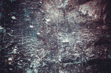 Beyaz lekeli, çizik ve çatlaklarla korkunç siyah bir doku..