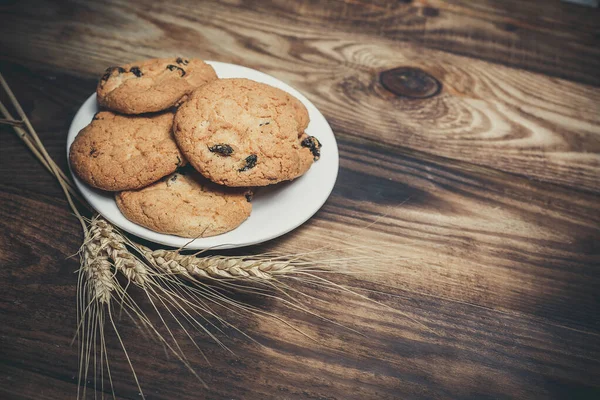 Haferflocken Lebkuchen Mit Rosinen Mehl Und Ähren Auf Einer Holzoberfläche — Stockfoto