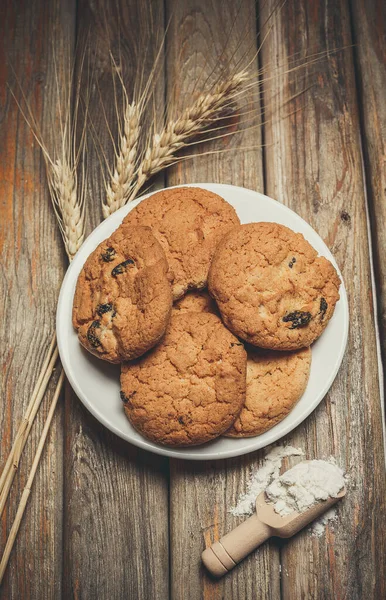 Galletas Harina Avena Con Pasas Harina Espigas Trigo Sobre Una — Foto de Stock