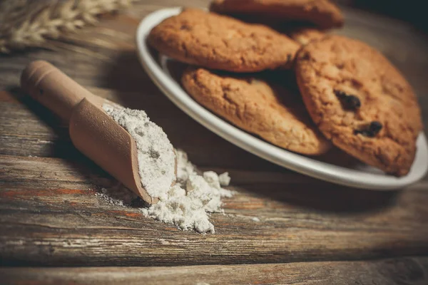 Havermout Peperkoek Koekjes Met Rozijnen Bloem Tarweoren Een Houten Ondergrond — Stockfoto