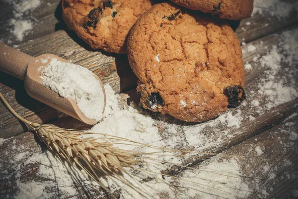 Haferflocken Lebkuchen Mit Rosinen Mehl Und Ähren Auf Einer Holzoberfläche — Stockfoto